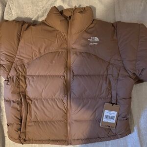 Skims North Face puffer jacket 

TNF X SKIMS W 2000 NUP
SK SIENNA
LARGE